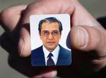 Et portræt af den bortførte diplomat Tariq Azizuddin vises frem for pressen. Arkivfoto. 