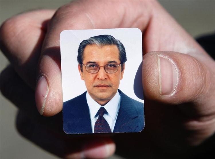 Et portræt af den bortførte diplomat Tariq Azizuddin vises frem for pressen. Arkivfoto. 