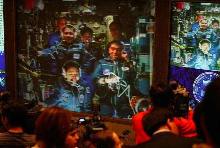 Den sydkoreanske astronaut Yi So-Yeon og det russiske mandskab på den internationale rumstation var glade, da opsendingen lykkedes 10. april. 
