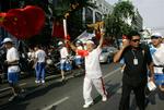 I Bangkoks Chinatown var det overvejende jubel, der mødte den olympiske fakkel i dag. 