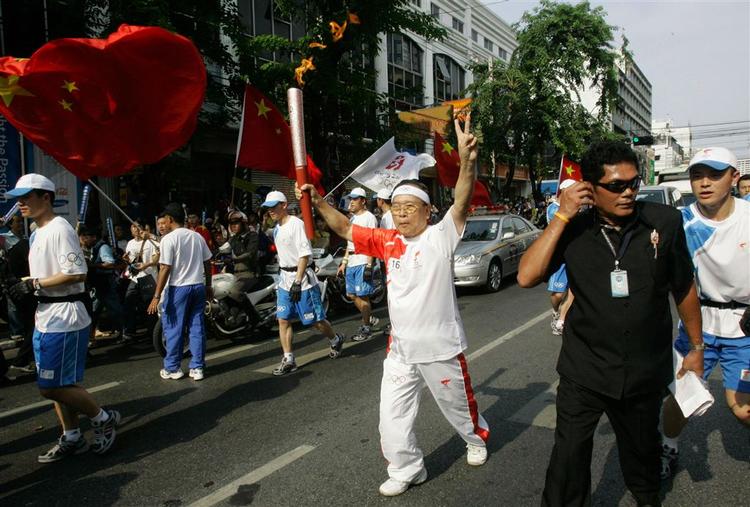 I Bangkoks Chinatown var det overvejende jubel, der mødte den olympiske fakkel i dag. 