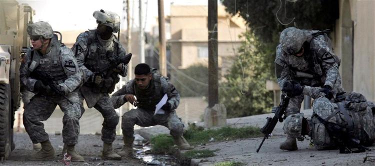 En amerikansk soldat såres under skudveksling i Mosul, nordvest for Bagdad. Soldaten blev ikke alvorligt såret, men det gjorde flere kolleger. Derfor vil et program fokusere på at genskabe ører, muskler og kropsdele. Arkivfoto. 