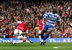 Arsenals Gilberto scorer det andet mål for London-holdet i kampen mod Reading. 
