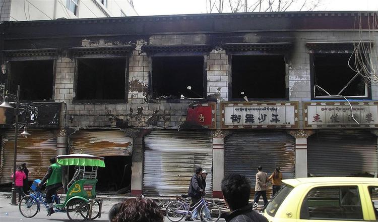 I Lhasa greb munke sidste måned til vold og afbrændninger i protest mod Kina, hvilket fik kineserne til at stramme grebet om Tibets hovedstad. 
