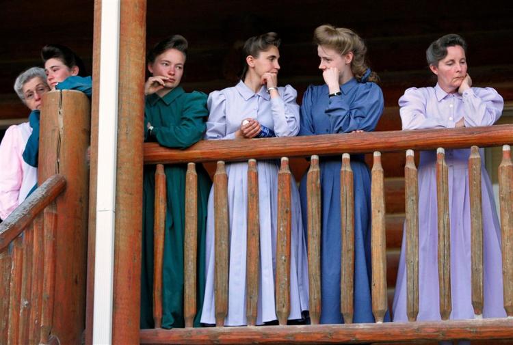 Medlemmer af Den Fundamentalistiske Jesu Kristi Kirke af Sidste Dages Hellige, hvorfra 416 børn blev tvangsfjernet 3. april. 