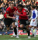 Manchester Uniteds Carlos Tevez, (i midten) jubler efter sin scoring mod Blackburn. 