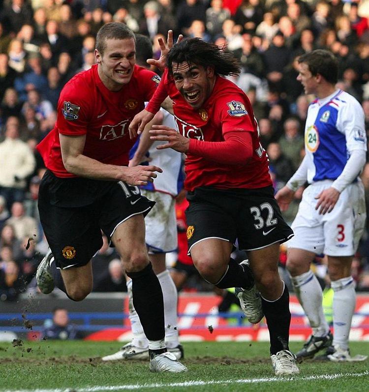 Manchester Uniteds Carlos Tevez, (i midten) jubler efter sin scoring mod Blackburn. 