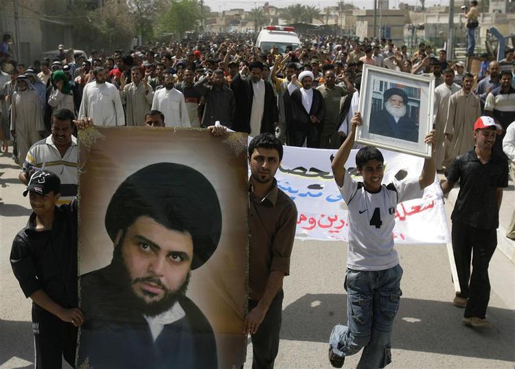 Den radikale imam og oprørsleder al-Sadr (plakaten) truer den irakiske regeringe. - Arkivfoto. 
