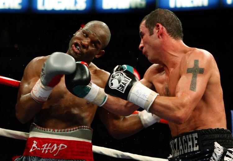 Calzaghe (th.) vandt efter et intenst opgør over 43-årige Bernard Hopkins. 