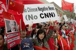 Vrede kinesere kræver CNN's kommentator Jack Cafferty fyret. 