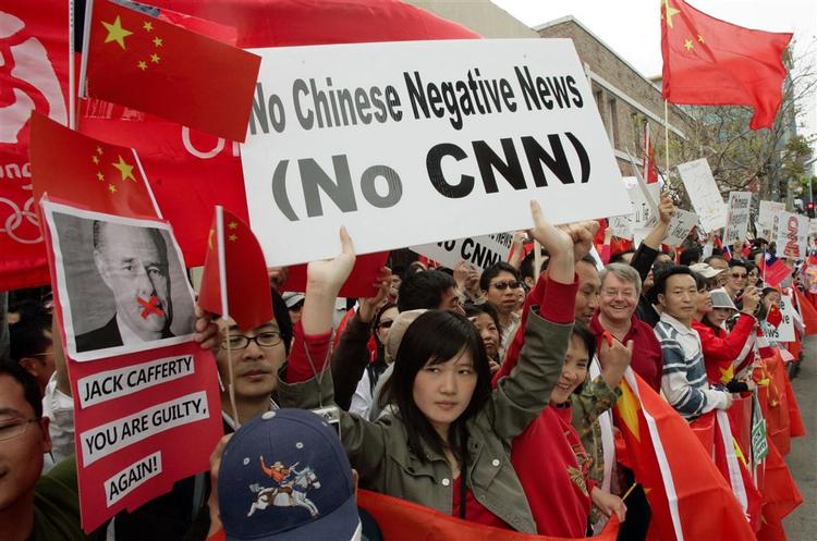 Vrede kinesere kræver CNN's kommentator Jack Cafferty fyret. 