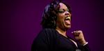Der sker noget særligt, når Dianne Reeves træder op på en scene: Hun indtager den og betager sit publikum. Foto: Martin Lehmann 
