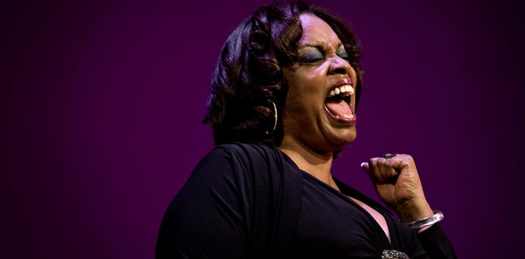 Der sker noget særligt, når Dianne Reeves træder op på en scene: Hun indtager den og betager sit publikum. Foto: Martin Lehmann 