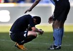 En skuffet Ailton Almedia fra FCK bliver trøstet af en Randers-spiller efter lørdagens SAS-Liga kamp mellem Randers FC og FC København i Essex Park i Randers. Hjemmeholdet vandt 2-1. 