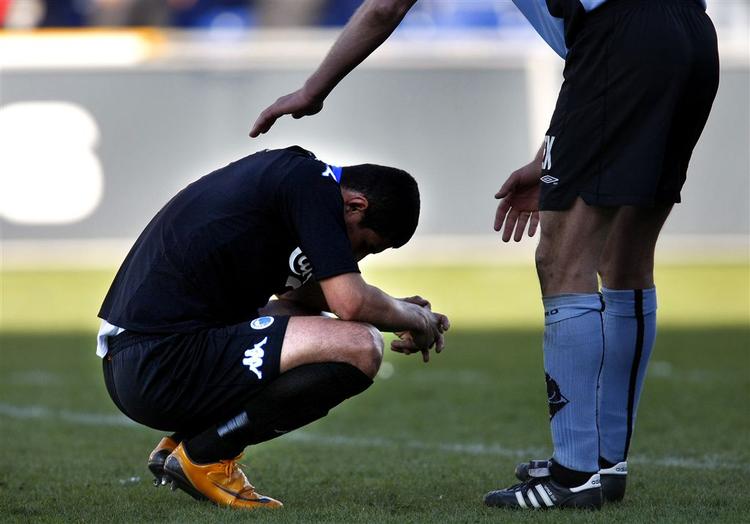 En skuffet Ailton Almedia fra FCK bliver trøstet af en Randers-spiller efter lørdagens SAS-Liga kamp mellem Randers FC og FC København i Essex Park i Randers. Hjemmeholdet vandt 2-1. 