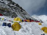 Bjergbestigere og pro-tibetanske demonstranter skal holde sig væk fra toppen af Mount Everest i begyndelsen af maj. Den olympiske ild skal til tops, og den beskyttes af bevæbnede soldater. 