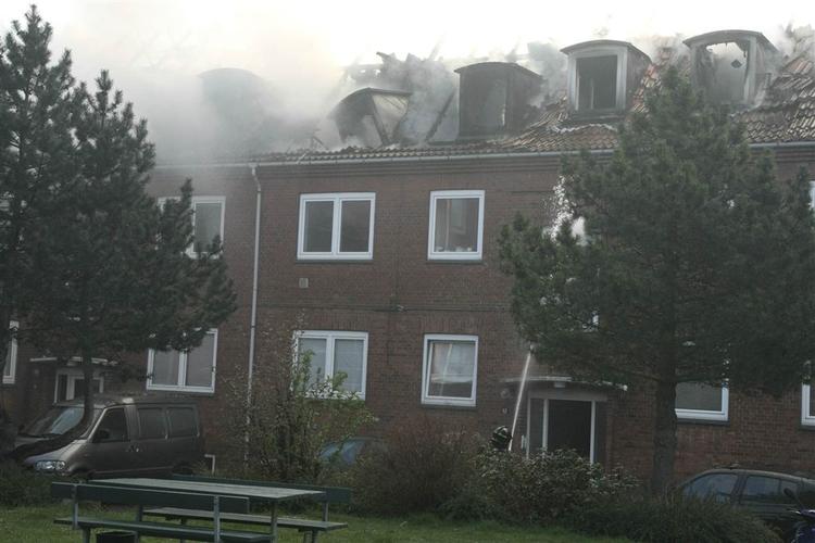 Hele tagkonstruktionen på byggeriet i Hvidovre er tydeligt mærket af branden, der kostede en mand livet. 