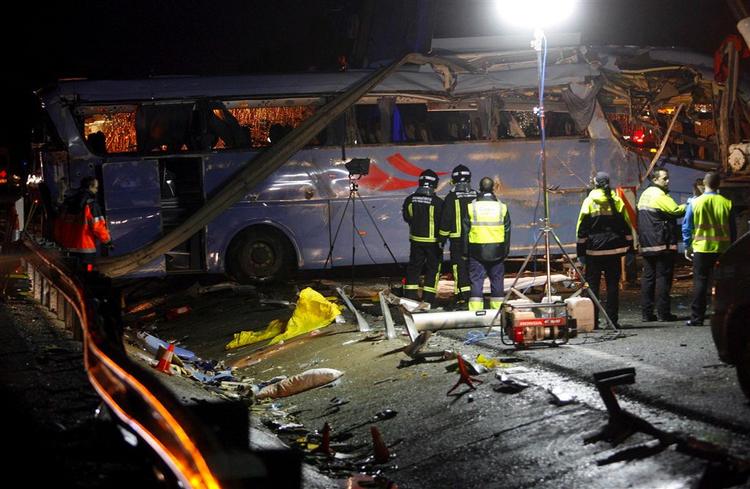 Redningsfolk arbejder på ulykkesstedet efter turistbus-ulykken, der kostede ni finner livet. 
