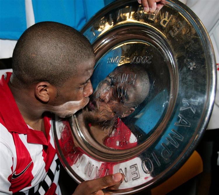 Jefferson Farfan spejler sig i beviset på sin og PSV's succes. 
