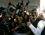 Den tidligere katolske biskop Fernando Lugo står ifølge meningsmålingerne til en snæver sejr over det regerende parti gennem 60 år ved præsidentvalget i Paraguay. 