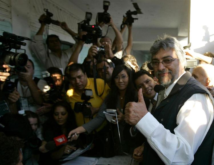 Den tidligere katolske biskop Fernando Lugo står ifølge meningsmålingerne til en snæver sejr over det regerende parti gennem 60 år ved præsidentvalget i Paraguay. 