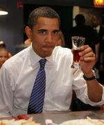 Barack Obama har skruet op for retorikken mod sin rival Hillary Clinton. 
