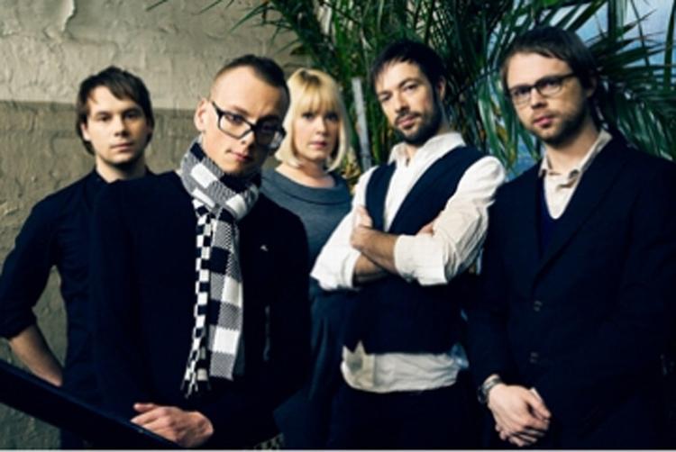 The Alpine spiller melodiøs pop/rock med  mange referencer til fortiden, kommer man let til at gå på line mellem det  storslåede og det banale. Den danske kvintet klarer balancen o.k. på sit  andet album. 