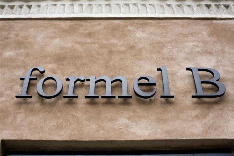 Formel B har en grafisk profil, som går igen i hele udtrykket. Både logo, brochurer og menukort hænger visuelt sammen. 