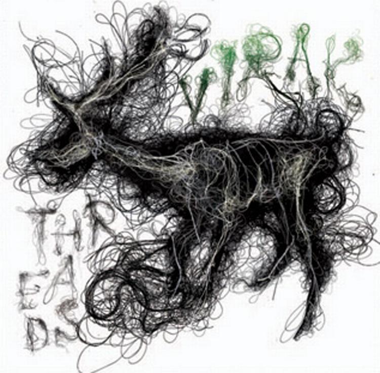 'Threads' er et album med en sprød, rar skævhed i klangene. En guitarrockstemning at lade sig lokke ind i og langsomt blive fortrolig med. 