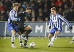 FC Københavns Ailton Almeida i nærkamp med Esbjergs forsvar. 