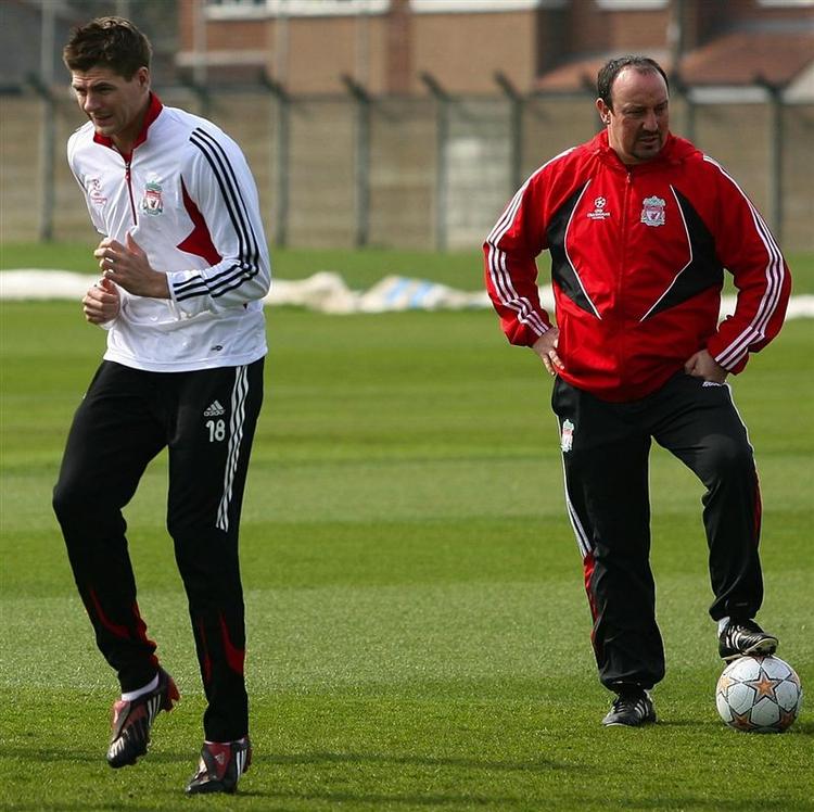 Steven Gerrard og manager Benitez under formiddagens træning. 