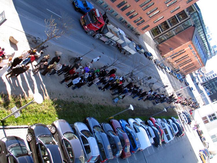 Igen i år stillede kageelskere sig i kø fra tidlig morgen, for at sikre sig billetter til konditorkager ad libitum på Københavns Rådhus. 