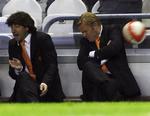 Ronald Koeman (th) og hjælpetræner Jose Maria Bakero dukker sig for en vildfaren bold under nederlaget på 5-1 til Valencia i weekenden. Nu er Koeman blevet fyret som træner. 