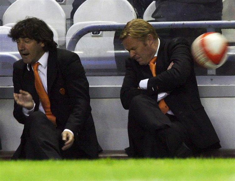 Ronald Koeman (th) og hjælpetræner Jose Maria Bakero dukker sig for en vildfaren bold under nederlaget på 5-1 til Valencia i weekenden. Nu er Koeman blevet fyret som træner. 
