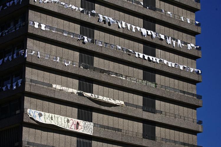 Sygeplejerskerne hænger i dag deres kitler til luftning på Rigshospitalet i protest mod deres dårlige løn. 