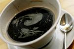 Brug elkedel til at varme vandet, lav ikke mere kaffe, end du kan drikke og brug gerne stempelkande - så holder du dit co2-udslip til kaffebrygning nede. Er du ligeglad? Så lav espressokaffe og glem at slukke for espressomaskinen. 