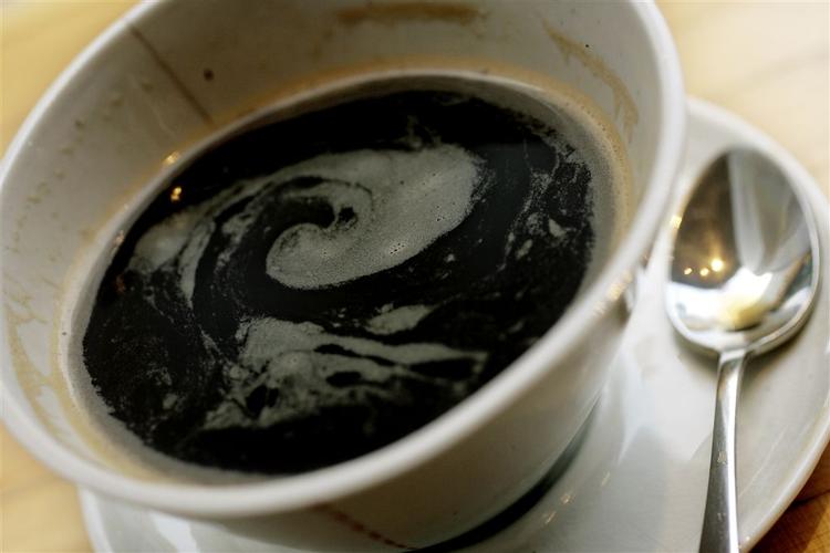 Brug elkedel til at varme vandet, lav ikke mere kaffe, end du kan drikke og brug gerne stempelkande - så holder du dit co2-udslip til kaffebrygning nede. Er du ligeglad? Så lav espressokaffe og glem at slukke for espressomaskinen. 
