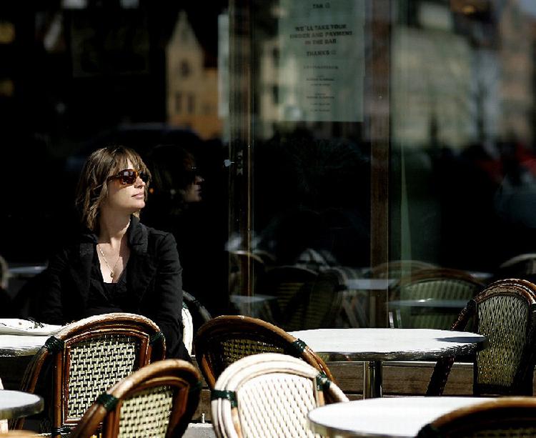 Der er ikke mange caféer, der kan prale af så fantastisk en beliggenhed som Café Oven Vande på Christianshavn. Derfor er det ærgerligt, at køkkenet forspilder muligheden for en topkarakter. 