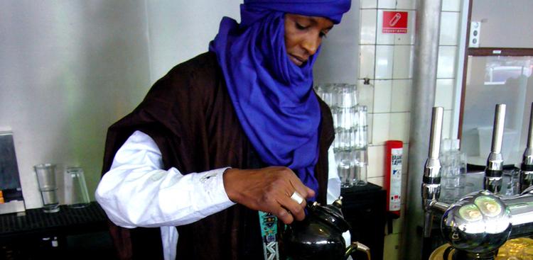 Alhassane Amoussale udfører det tuaregiske te-ritual på Karriebar. Det er kunstneren Kenneth Balfelt, der står bag projektet. FOTO: Balfelt 