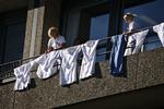 Kommunernes nødberedskab opretholdes af det faste personale, hvorfor kommunerne sparer penge på vikarudgifter samt udgifter til lønningerne, som organisationerne afholder. Her hænger sygeplejersker kitlerne ud på Rigshospitalet i protest mod dårlig løn. 