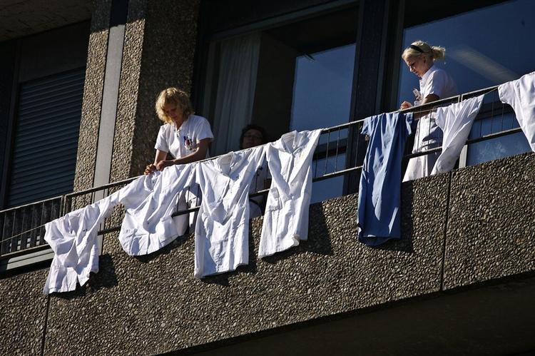 Kommunernes nødberedskab opretholdes af det faste personale, hvorfor kommunerne sparer penge på vikarudgifter samt udgifter til lønningerne, som organisationerne afholder. Her hænger sygeplejersker kitlerne ud på Rigshospitalet i protest mod dårlig løn. 