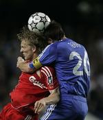 John Terry har godt fat om Liverpools Dirk Kuyt i et tidligere opgør. 