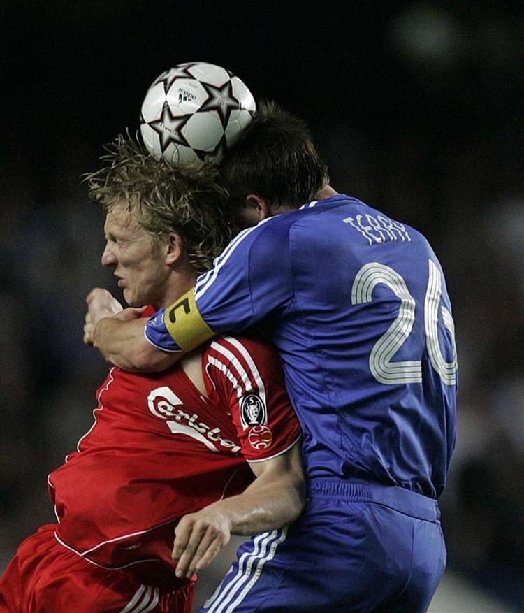 John Terry har godt fat om Liverpools Dirk Kuyt i et tidligere opgør. 