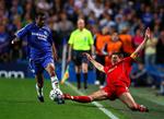 Ashley Cole  (i blåt) er klar til endnu et møde med Liverpool og Steven Gerrard. Arkivfoto. 