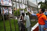 Demonstranter foran Costa Ricas ambassade i Colombia, hvor den skandaleramte politiker Mario Uribe har søgt tilflugt. 