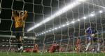 Målmand Reina er blevet passeret langt inde i dommerens tillægstid. 