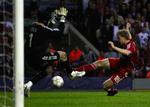 Petr Cech reddede bl.a. et forsøg fra Dirk Kuyt tidligt i første halvleg. 