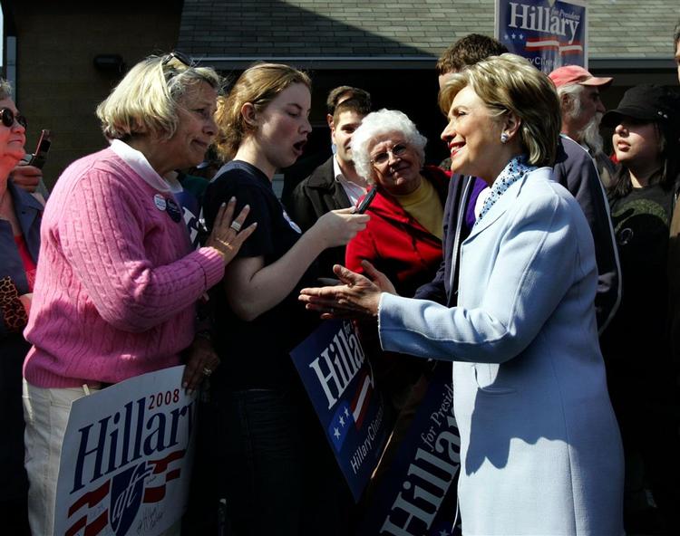 Hillary Clinton hilser på vælgerne i Conschohocken, Pennsylvania. 