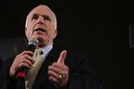 John McCain følger nattens primærvalg med spænding i sin hjemstat Arizona. 