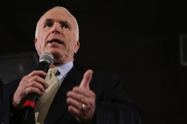 John McCain følger nattens primærvalg med spænding i sin hjemstat Arizona. 